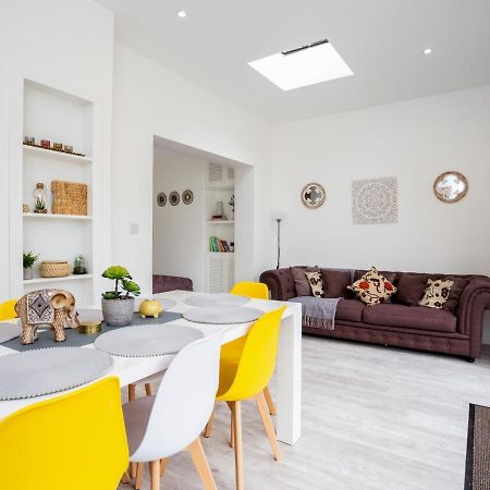 Large Modern Family Home Виндзор Экстерьер фото